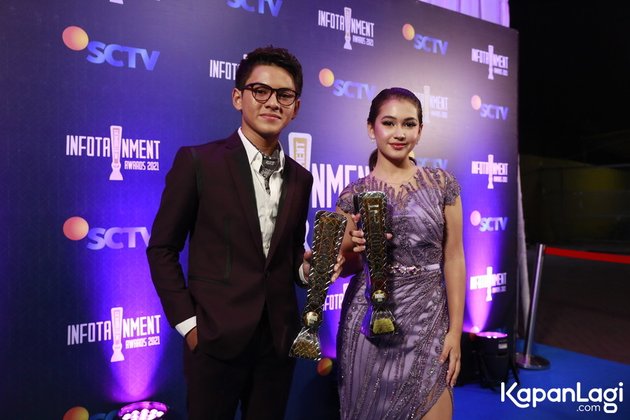 Attending the 2021 SCTV Infotainment Awards, Rey Bong and Sandrinna Michelle from 'DARI JENDELA SMP' Catch Attention