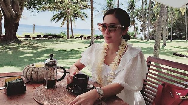 Bunga Zainal dan Sukhdev Singh menjadi salah satu tamu undangan di acara pernikahan Dimas Anggara dan Nadine Chandrawinata. Ia pun sempat bersantai di resort cantik di Lombok ini.