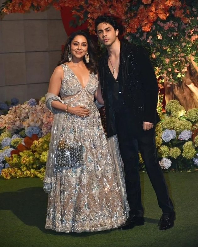 Attend Party, Portrait of Aryan Khan Son of Shahrukh Khan Showing Chest While Accompanying Mother Becomes Spotlight - Looks Just Like His Father
