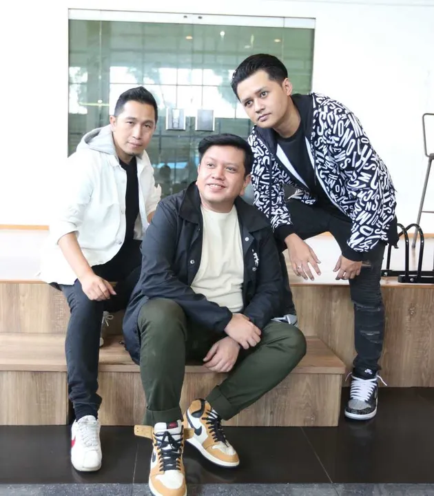 Bemby Noor menjelaskan bahwa ia bersama dua rekannya yakni Tengku Shafick dan Mario Kacang sengaja mengajak artis di luar industri musik. Hal itu karena ada rasa penasaran dari para pesonil 3 Composers ketika berduet dengan artis dari bidang lain.