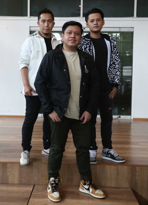 Tengku Shafick menjelaskan soal makna dari single yang ia dan dua rekannya bawakan bersama Hana Saraswati.