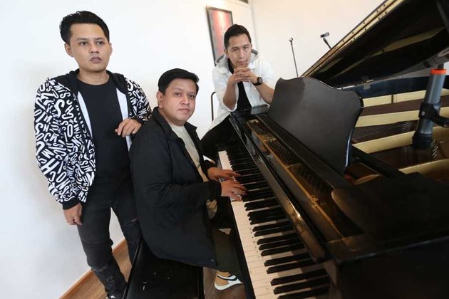 Single bersama dengan Hana ini akan masuk ke dalam album terbaru 3 Composers yang diisi lagu-lagu duet dengan artis di luar industri musik.