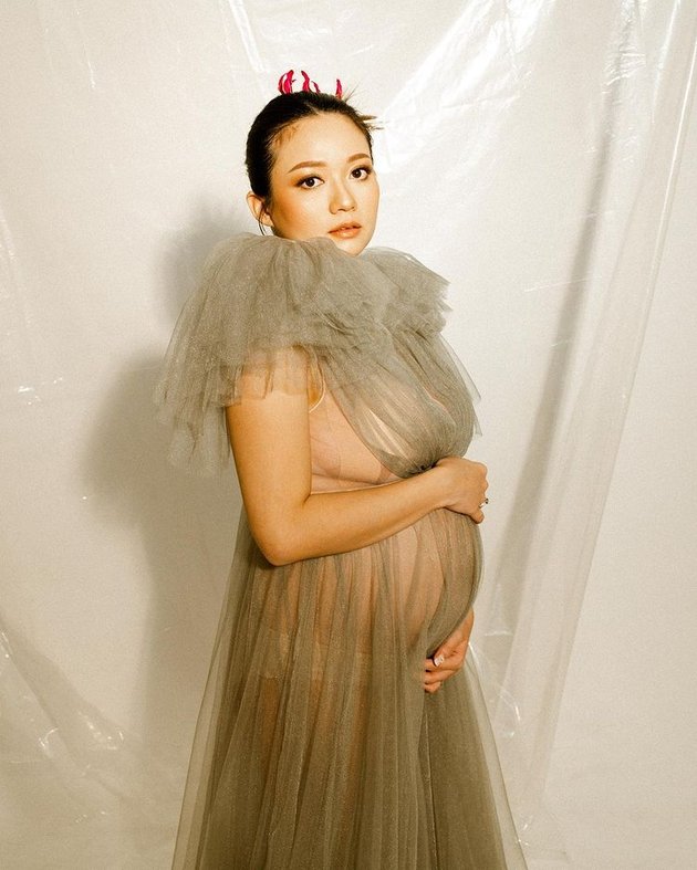 33 Weeks Pregnant, Stella Cornelia Shows off Baby Bump and Often Appears Open - Wearing Transparent Dress to Braless