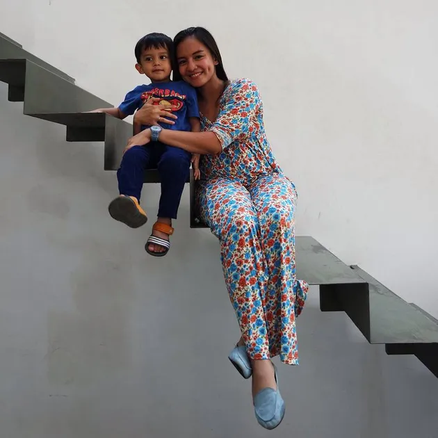 hot mom, intan nuraini