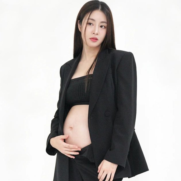 Pregnant with Second Child, 10 Photos of Kang Sora's Maternity Shoot - Radiating Maternal Aura While Showing Off Baby Bump