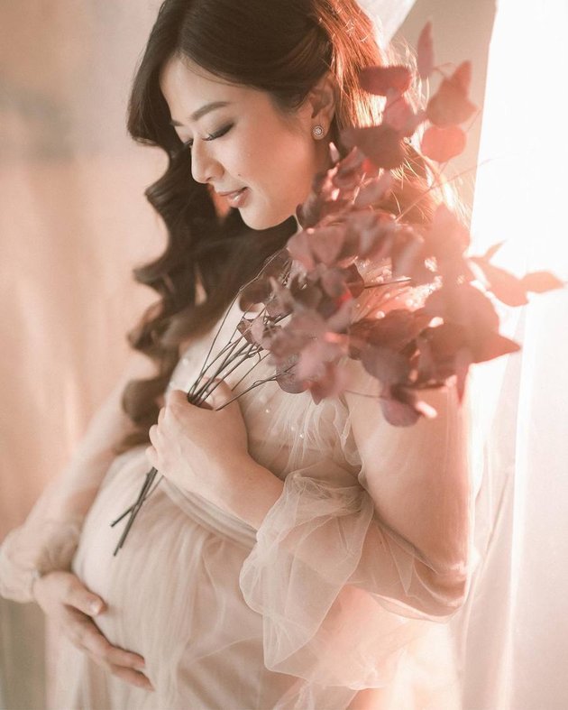 Pregnant with Second Child Makes Franda Even More Beautiful, Here are 7 Stunning Maternity Shoot Portraits of Franda in Nude Gown