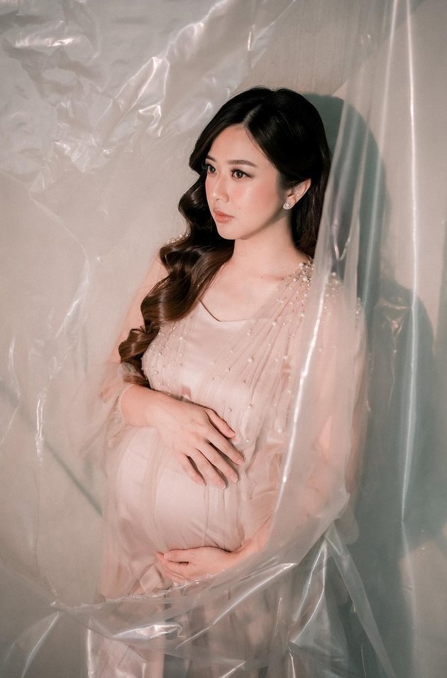 Pregnant with Second Child Makes Franda Even More Beautiful, Here are 7 Stunning Maternity Shoot Portraits of Franda in Nude Gown