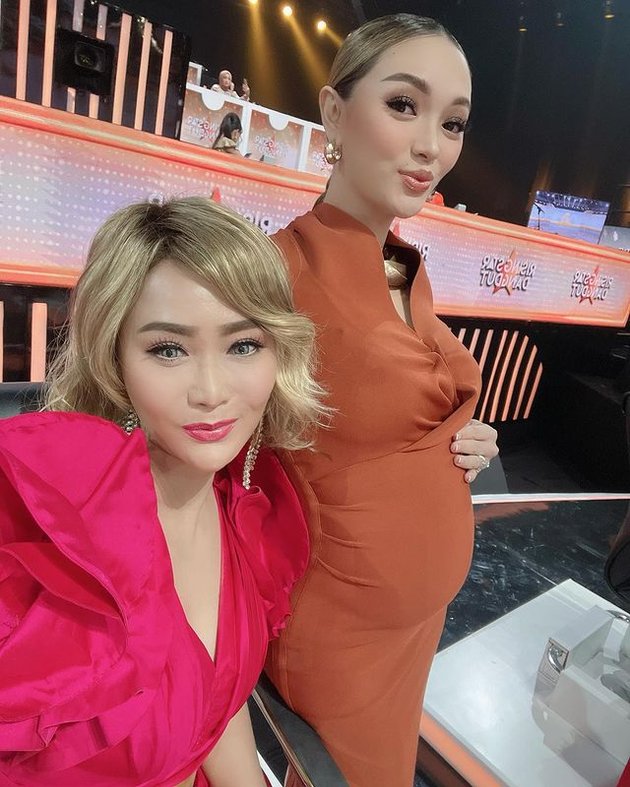 Pregnant with Second Child, Zaskia Gotik Shows Off Baby Bump in a Tight Dress - Beautiful Pregnancy Glow Attracts Attention