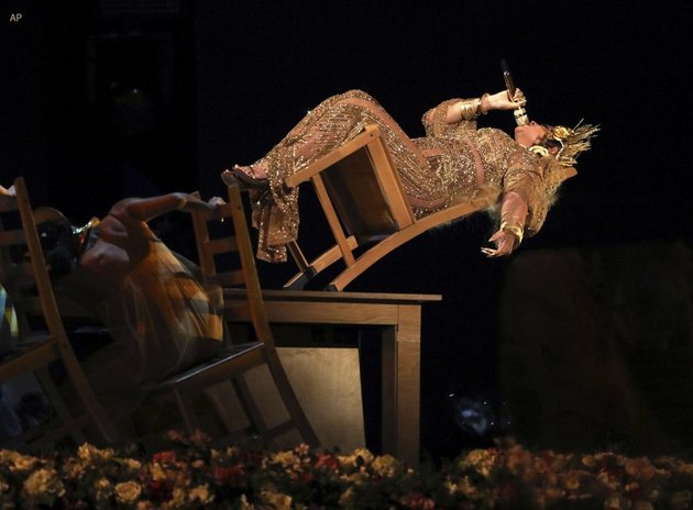 Seolah mengambang di udara, aksi kursi kayu dalam penampilan Beyonce membuat banyak orang tertegun.