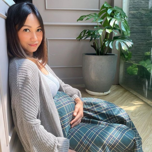 Pertengahan bulan Juli lalu Nola B3 membagikan kabar bahagia soal kehamilannya yang keempat ini.