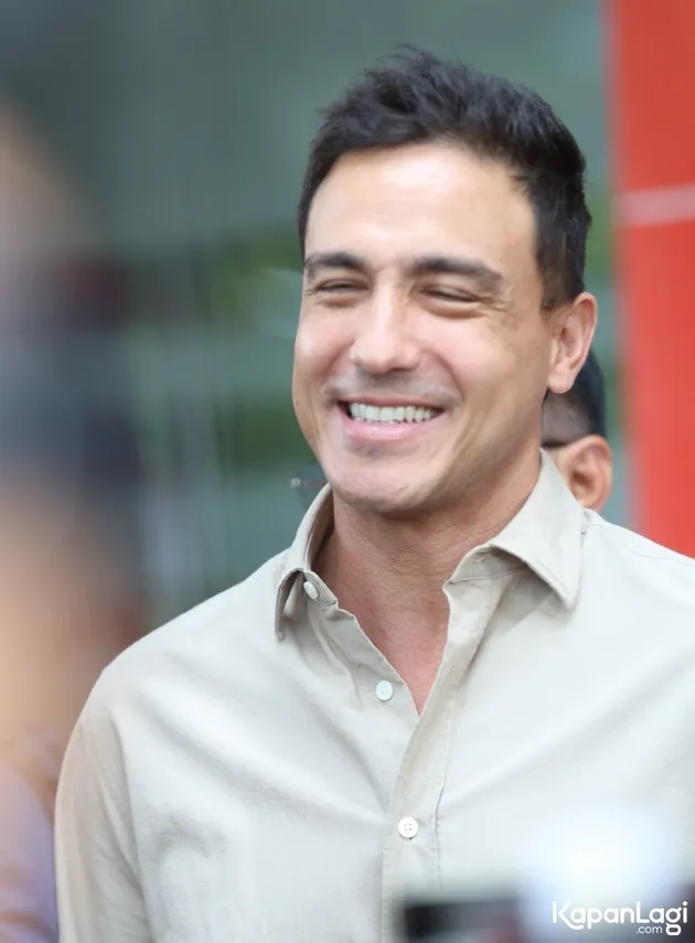 Hamish Daud Tersenyum Lebar di Depan Wartawan