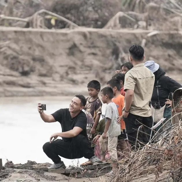 Hamish Daud dan sejumlah anak kecil foto bareng