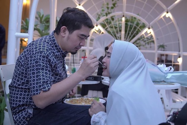 Nearly 10 Years of Marriage, See the Photos of April Jasmine and Ustaz Solmed who Always Support Each Other