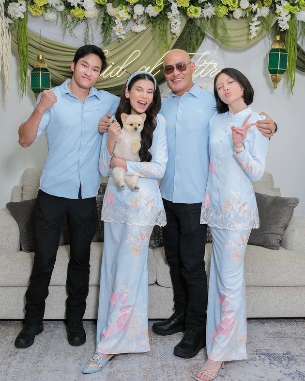 Almost Five Years as a Convert, 8 Warm Pictures of Deddy Corbuzier's Family Eid