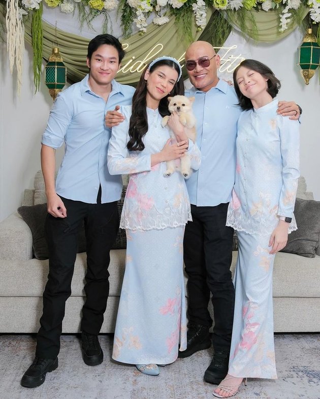 Almost Five Years as a Convert, 8 Warm Pictures of Deddy Corbuzier's Family Eid