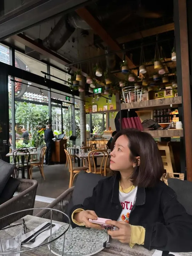 Han Ji Min Makan di Restoran