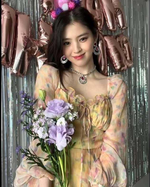 Han So Hee tampak sangat mempesona ketika memakai gaun motif bunganya.