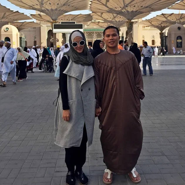 Happy Couple: Suami Ulang Tahun, Ratna Galih Pergi ke Tanah Suci