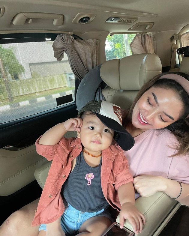 Happy Kiyowo, Potret Quality Time Siti Badriah with Krisjiana and Her Beautiful Daughter who is Getting Cuter