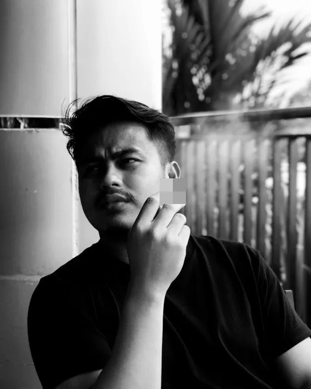 Rully Anggi Akbar pakai kaos