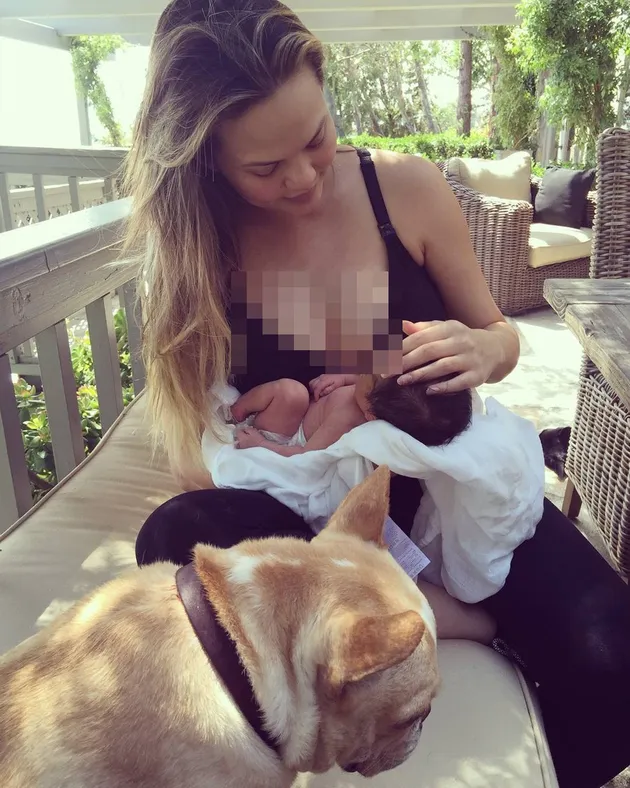 Hari-Hari Chrissy Teigen Pasca Melahirkan