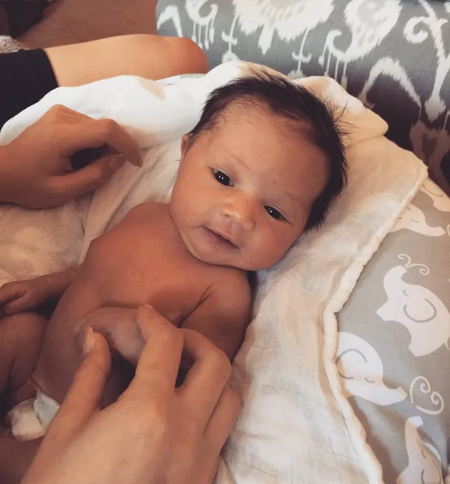 Hari-Hari Chrissy Teigen Pasca Melahirkan