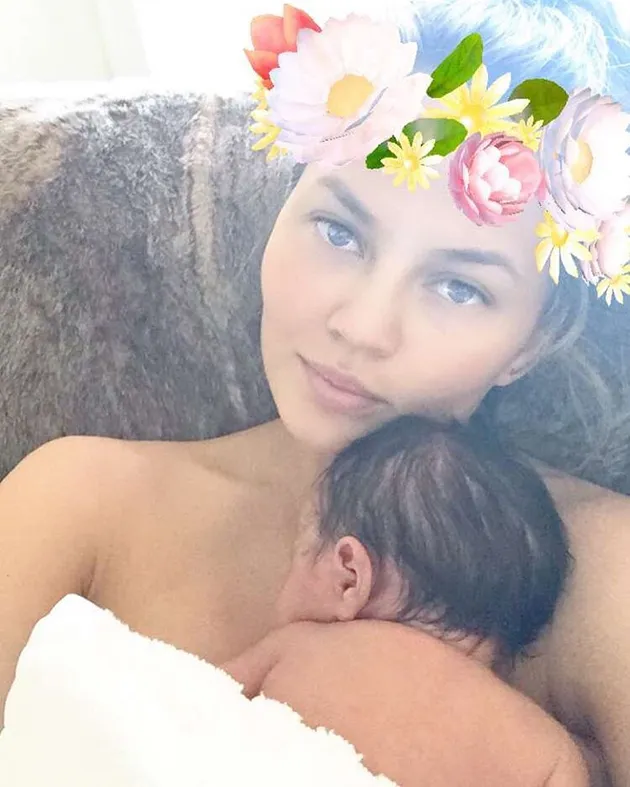 Hari-Hari Chrissy Teigen Pasca Melahirkan