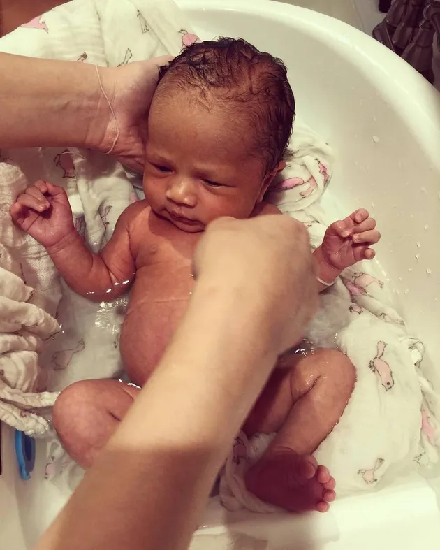 Hari-Hari Chrissy Teigen Pasca Melahirkan