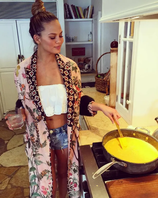 Hari-Hari Chrissy Teigen Pasca Melahirkan
