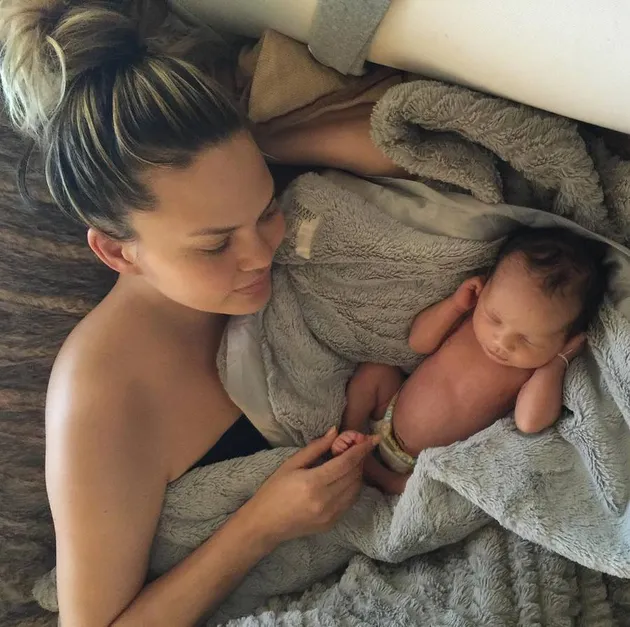 Hari-Hari Chrissy Teigen Pasca Melahirkan