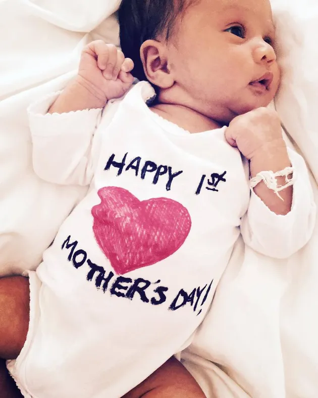 Hari-Hari Chrissy Teigen Pasca Melahirkan