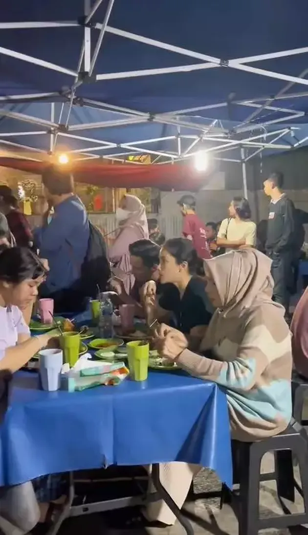 Ussy Sulistiawaty Ajak Mertua Dinner di Pinggir Jalan 