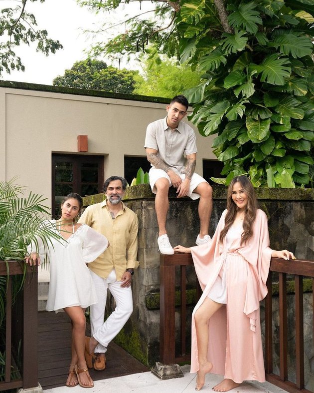 Harmonious and Warm, 7 Photos of Jeremy Thomas' Family in Christmas Edition Photoshoot - Netizens Notice the Good Looking Family