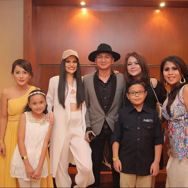 HARMONISNYA KELUARGA WISHNUTAMA, ANJI & WINA NATALIA DI ...