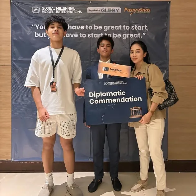 Harneel Pradhi Singh pegang piagam bareng Bunga Zainal