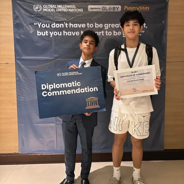 Harneel Pradhi Singh dan Karan pegang piagam