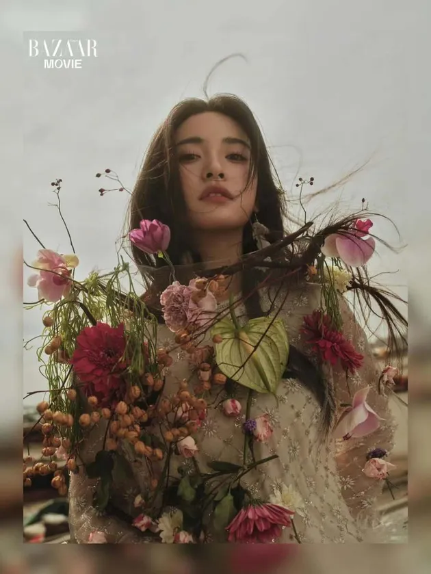 Potret Shen Yue memegang buket bunga