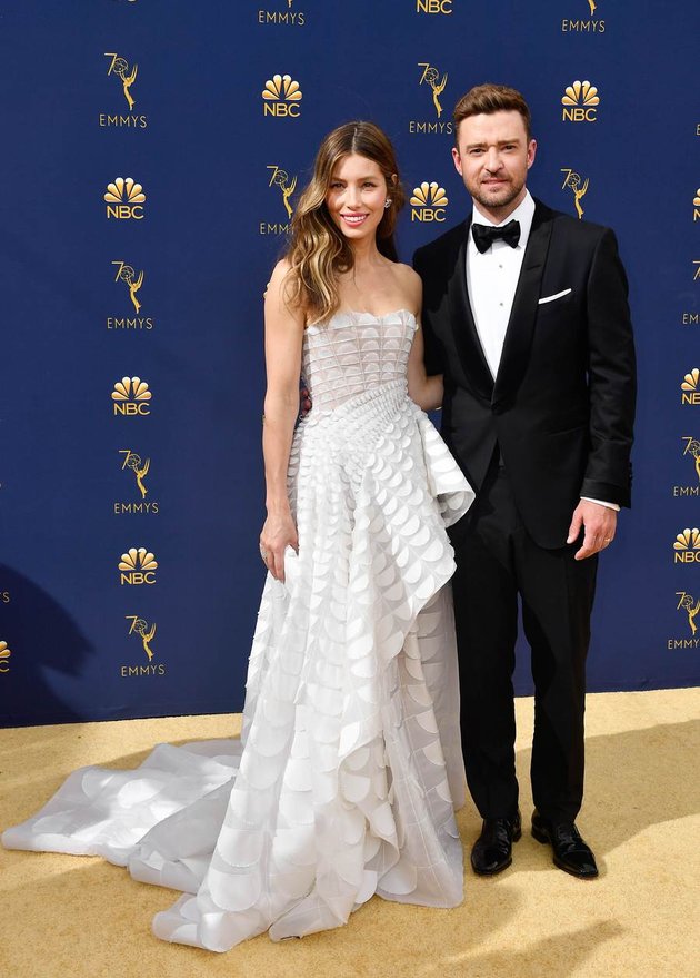 Jessica Biel dinominasikan atas perannya di serial misteri, THE SINNER. Ditemani Justin Timberlake sang suami, Biel mengenakan gaun putih karya Ralph & Russo.