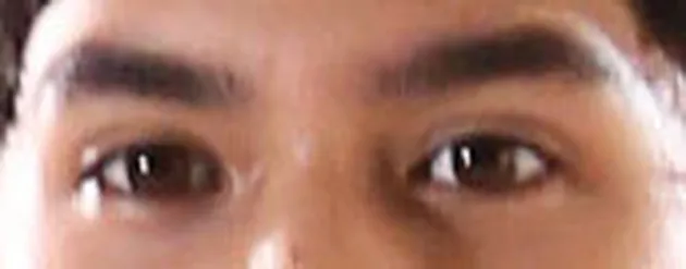 1. Mata sedikit bulat dengan alis yang tebal. Pasti tahu kan punya siapa?