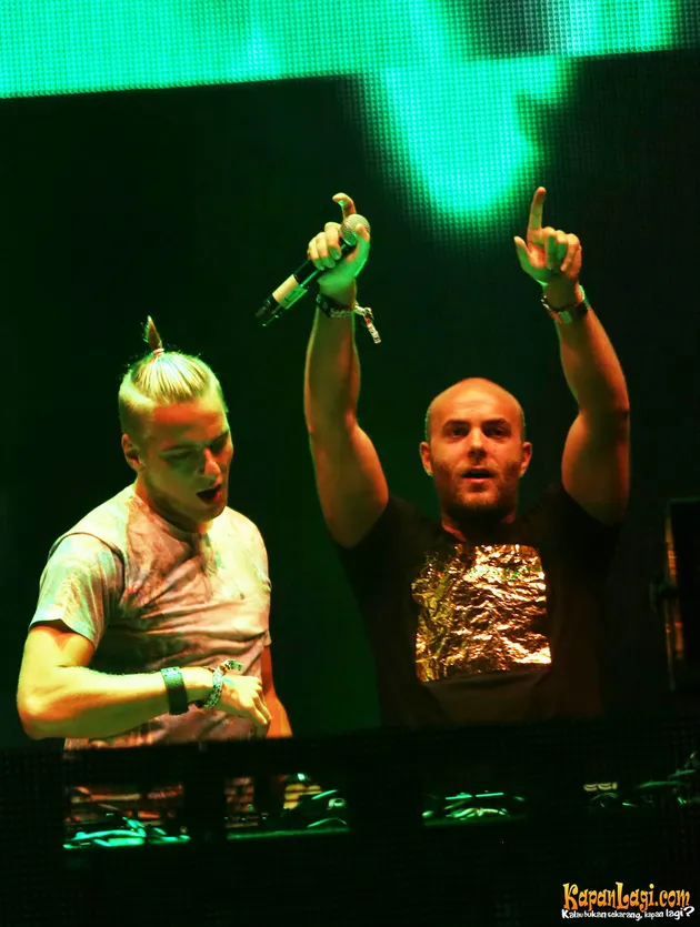 Showtek memanaskan panggung dengan aksi mereka.