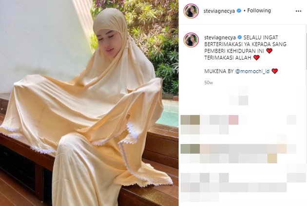 Buzz about Being a Convert, 8 Photos of Stevi Agnecya, Former Wife of Samuel Rizal, Beautiful in Hijab - Enchanting Charm Makes the Heart Calm