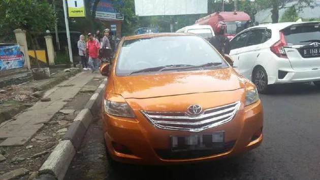 berita unik, mobil bermuka 2, sedan bermuka 2 bandung