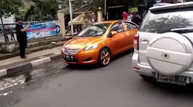 berita unik, mobil bermuka 2, sedan bermuka 2 bandung