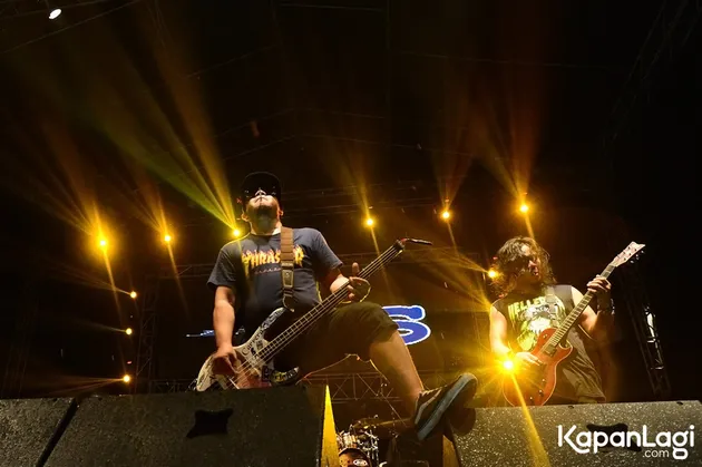 Tak hanya Pas Band, banyak musisi Indonesia yang berkumpul di gig ini.
