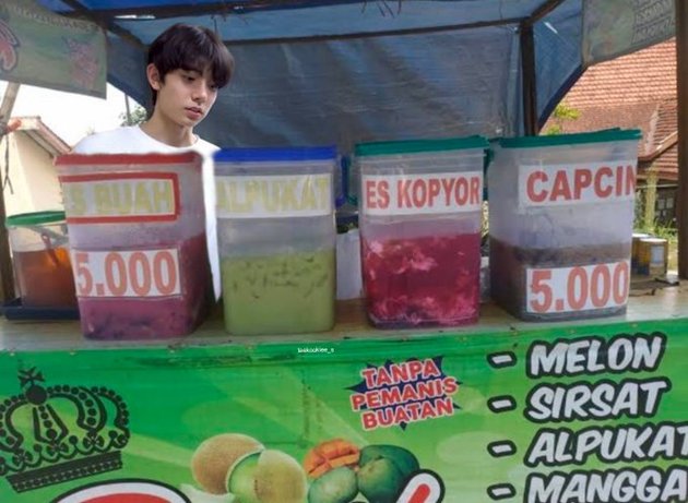 Entertainment Before Breaking the Fast, K-Pop Idol Edit Photos Selling Fried Snacks and Dawet Ayu in Ramadan