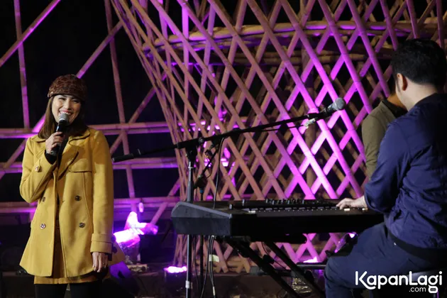 Duet dadakan Emil dengan Sierra Soetedjo pun berlangsung semakin indah. Emil mengiringi Sierra menyanyikan lagu You dengan iriangan keyboard.