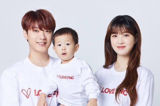 Selain seorang bintang K-Pop. Choi Minhwan sekarang juga dikenal sebagai papa muda ganteng yang memiliki tiga orang anak.