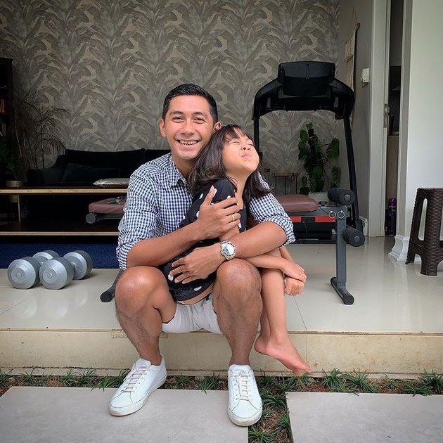 Hot Daddy Dream! 9 Photos of Kenang Mirdad, Tyna Kanna Mirdad's Husband Taking Care of Their Baby, His Handsome Appearance Captivates!