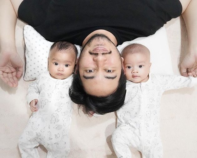 Pertama ada Jeje Govinda yang resmi jadi ayah di bulan Januari 2020. Ayah baru ganteng yang satu ini langsung punya dua anak (kembar), Zayn dan Zunaira.