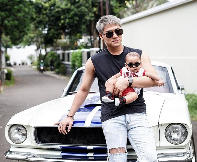 Mischievous Hot Daddy, Here's a Portrait of Rizky Billar Babysitting Baby Leslar: Always Funny When Together!